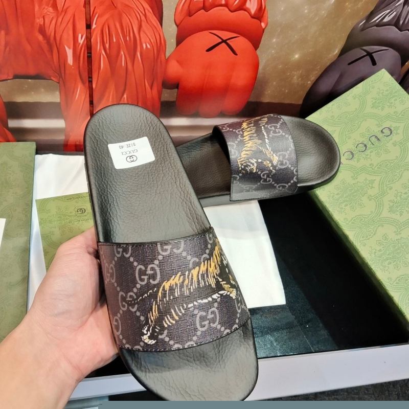 G*u*i slippers